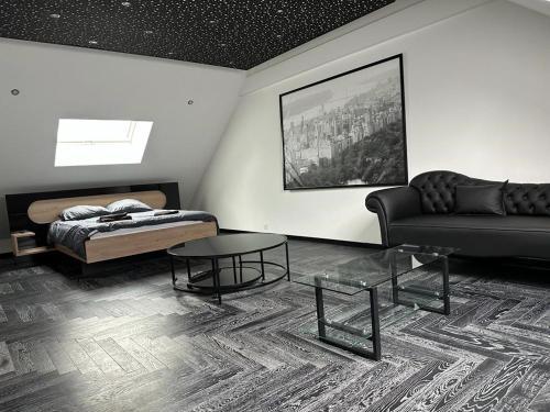 1 dormitorio con cama, sofá y mesa en T4 TRES HAUT STANDING 130 mètres carré 