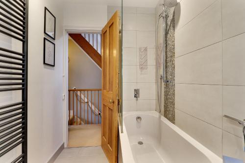 uma casa de banho com uma banheira e uma cabina de duche ao nível do chão em Pass the Keys Perfectly presented centrally located townhouse em Royal Tunbridge Wells