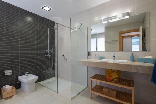 ein Badezimmer mit Dusche, Waschbecken und Toilette in der Unterkunft Villa Calma with private pool by Tenpropertiesgc in San Bartolomé de Tirajana