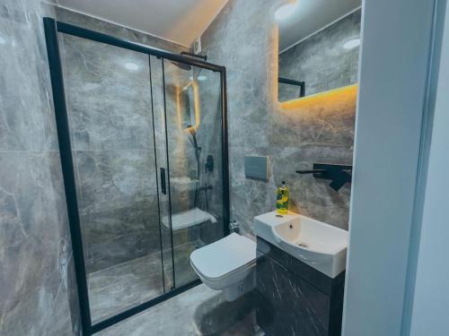 y baño con ducha, aseo y lavamanos. en Central, Spacious with Balcony & Elevator Flat in Beşiktaş en Estambul