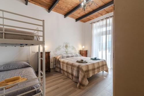 ein Schlafzimmer mit einem Bett und einem Etagenbett in der Unterkunft Casa Pifaro in Monterchi