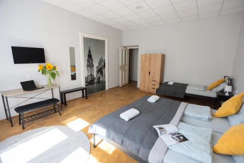 salon z 2 łóżkami i kanapą w obiekcie DReAM Post Aparthotel w Krakowie