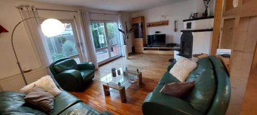 sala de estar con sofá verde y mesa en Haus auf der Schwäbischen Alb, en Grabenstetten