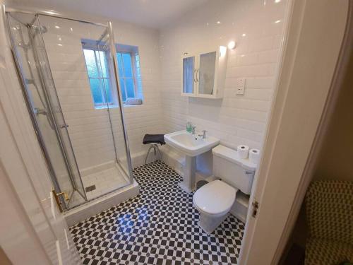 y baño con ducha, aseo y lavamanos. en Unique 3 b'room house + free parking /city centre en Nottingham
