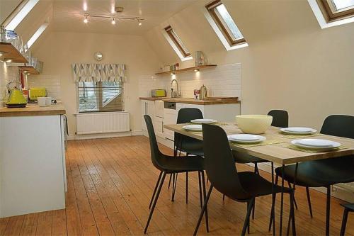 cocina y comedor con mesa y sillas en Unique 3 b'room house + free parking /city centre en Nottingham