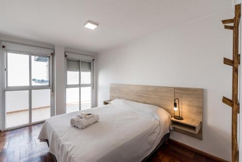Un dormitorio con una cama con una bolsa. en cómodo departamento para 6 personas en Córdoba