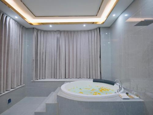 a bathroom with a bath tub in a room at Dali Yard in Dali