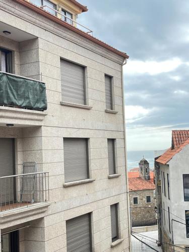 een gebouw met ramen aan de zijkant bij Casa A Guarda in A Guarda