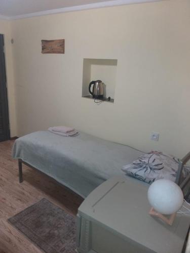 1 dormitorio con cama, mesa y TV en Lucy, en Garni