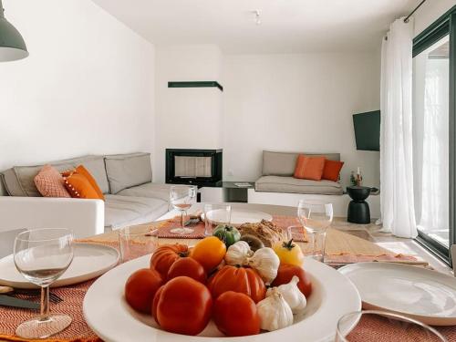 un salon avec une table et un plateau de tomates dans l'établissement Malaucène Villa Mont Serein, à Malaucène