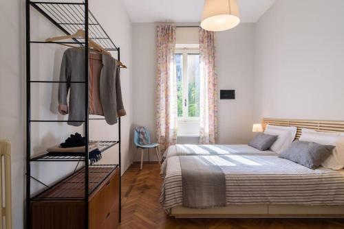 ein Schlafzimmer mit einem Bett und einem Kleiderständer in der Unterkunft Marsala Flexyrent apartment in Mailand