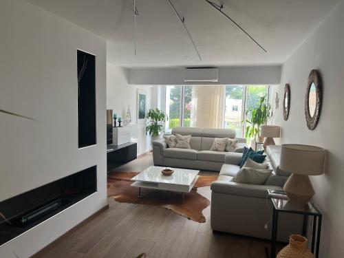 Foto Modern Seaview Townhouse in Coral Bay 6