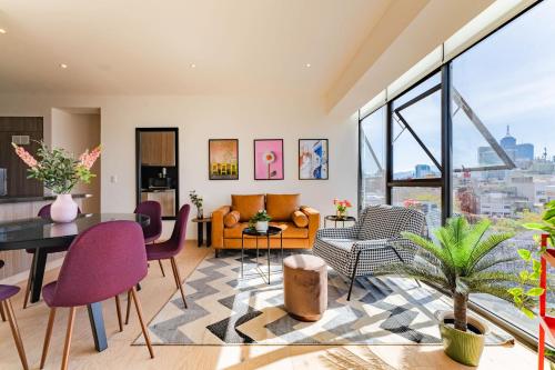 - un salon avec une table et des chaises dans l'établissement NEW La Roma Penthouse 100m2 Terrace Pool and Gym, à Mexico