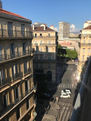 uma vista para uma rua numa cidade com edifícios em 19 em Marselha