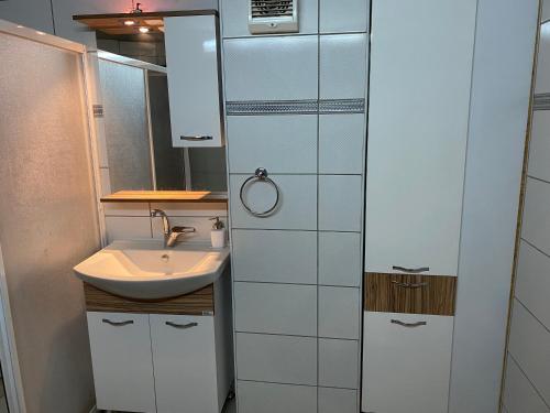 Et badeværelse på Petek Hotel