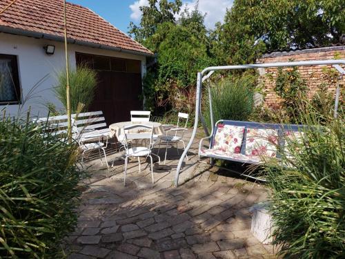 d'une terrasse avec une table et des chaises dans la cour. dans l'établissement Vila Elena, à Kikinda