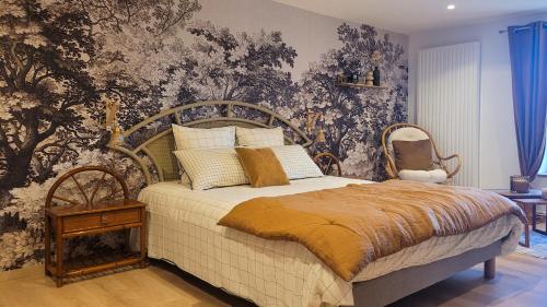 - une chambre avec un grand lit et du papier peint floral dans l'établissement Chambre d'hôte à 