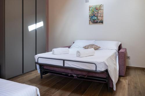 a bedroom with a bed with two towels on it at Villa Veronesi in San Martino della Battaglia