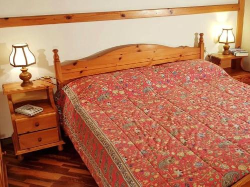 ein Schlafzimmer mit einem Bett und zwei Lampen auf einem Nachttisch in der Unterkunft Casa Ava Cavalese in Cavalese