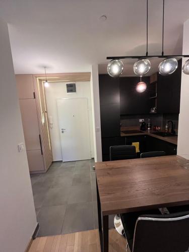 a kitchen and dining room with a table and chairs at Apartman Madagaskar in Banja Luka
