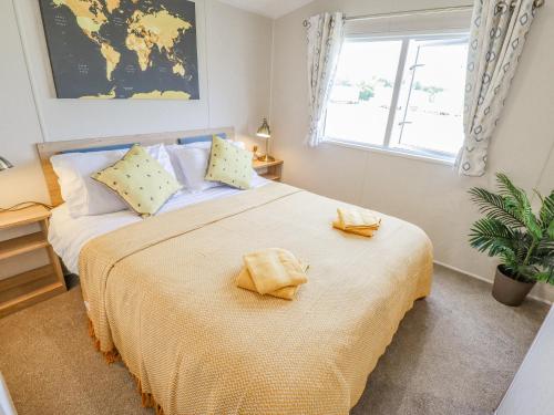1 dormitorio con 1 cama con 2 toallas en 62 Pinewood en Mablethorpe