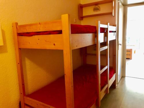 quelques lits superposés dans une chambre dans l'établissement Studio Cabine avec Balcon Proche Centre et Pistes, Parking et Navette Gratuite - FR-1-515-98, à Villard-de-Lans