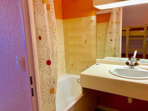 une salle de bain avec un lavabo et une baignoire dans l'établissement Studio Cabine avec Balcon Proche Centre et Pistes, Parking et Navette Gratuite - FR-1-515-98, à Villard-de-Lans