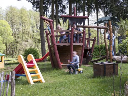 un gruppo di bambini che giocano in un parco giochi di Ferienhaus Eldeblick direkt am Eldeufer in Parchim a Parchim