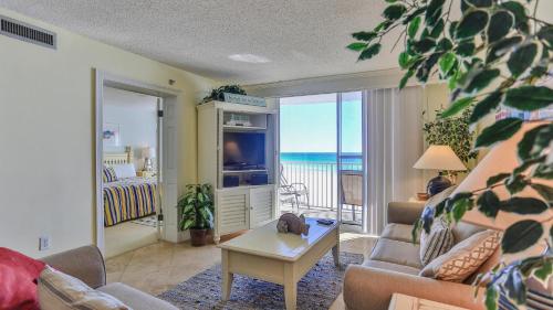 Ένα ή περισσότερα κρεβάτια σε δωμάτιο στο Destin on the Gulf 606 - 2 bedroom Updated Gulf Front Property