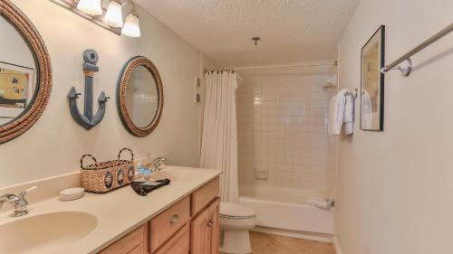 Ένα μπάνιο στο Destin on the Gulf 606 - 2 bedroom Updated Gulf Front Property
