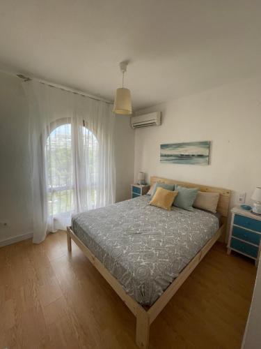 - une chambre avec un lit et une fenêtre dans l'établissement Apartamento in Cullera. Spain, à Cullera