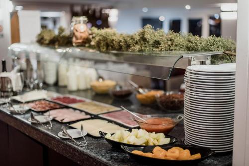 ein Buffet mit Fleisch und anderen Speisen auf der Theke in der Unterkunft Mont Blanc in Sierra Nevada
