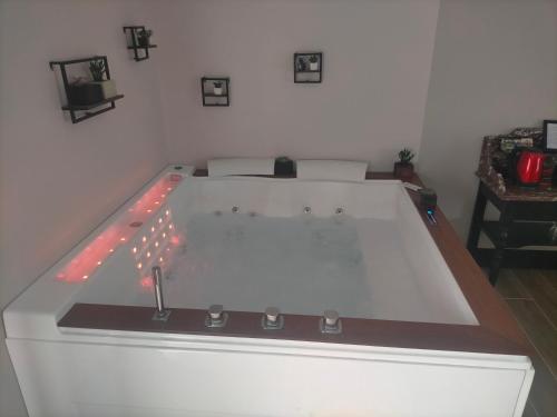 bañera grande en la esquina de una habitación en Domaine l'Orée du Marais, en Le Barp