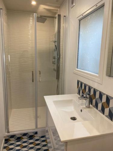 une salle de bain avec un lavabo et une douche dans l'établissement Proche Paris et Disney-calme absolu, à Vaires-sur-Marne