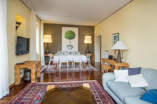 een woonkamer met een bank en een tafel bij Casamati Flexyrent in Rapallo