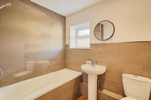 uma casa de banho com um lavatório, uma banheira e um WC. em Host & Stay - The Globe, Apartment 3 em Guisborough