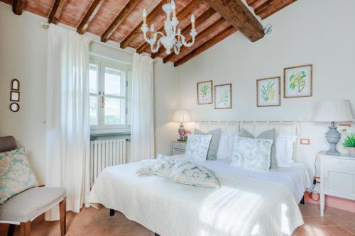 Postel nebo postele na pokoji v ubytování Pietro Farmhouse Apartment in Wine Resort in Lucca