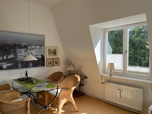 a dining room with a glass table and chairs at Exclusives Wohnen im Centrum Oldenburgs in Oldenburg