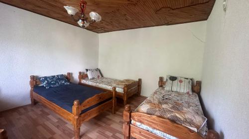 Bozovec的住宿－Guest House BOZVILL，客房设有两张床和天花板。