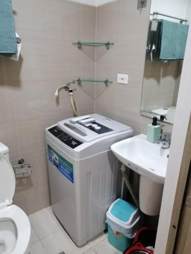 un piccolo bagno con lavandino e servizi igienici di SHORE Residences Near MOA a Manila