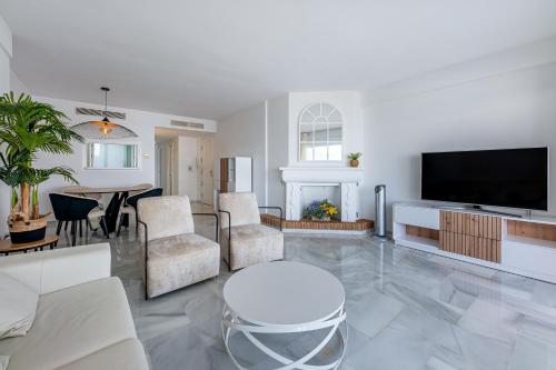 Apartment in Puerto Marina with Sea Views, FIRST LINE, Holiday Rentals Apartment