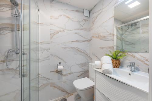 Apartment in Puerto Marina with Sea Views, FIRST LINE, Holiday Rentals Apartment