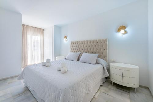 Apartment in Puerto Marina with Sea Views, FIRST LINE, Holiday Rentals Apartment
