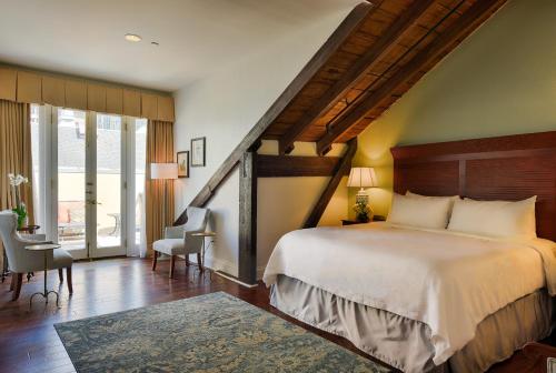 1 dormitorio con 1 cama grande y una escalera en voco St James Hotel, an IHG hotel en Nueva Orleans