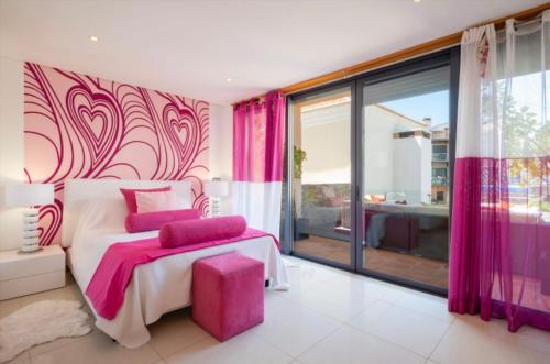 1 dormitorio con cama y pared de color rosa en Luxury Villa 3+1 BD & pool/jacuzzi/golf/beach, en Vale do Lobo