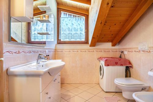uma casa de banho com um lavatório e um WC em Cuore delle Dolomiti em Tonadico