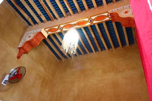 een uitzicht over het plafond met een kroonluchter bij gîte d'étape ziz oasis in Achbarou