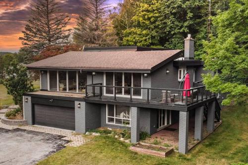 Picturesque Retreat with Pool & Sauna on Rolling Hills Estate