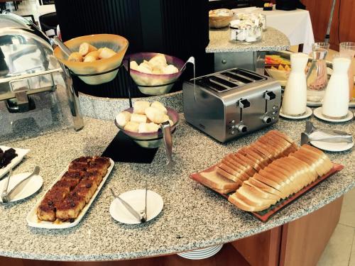 un bancone della cucina con pane e carne e un tostapane di Bisonte Libertad a Buenos Aires