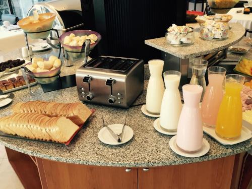 una colazione a buffet con pane e un tostapane su un bancone di Bisonte Libertad a Buenos Aires